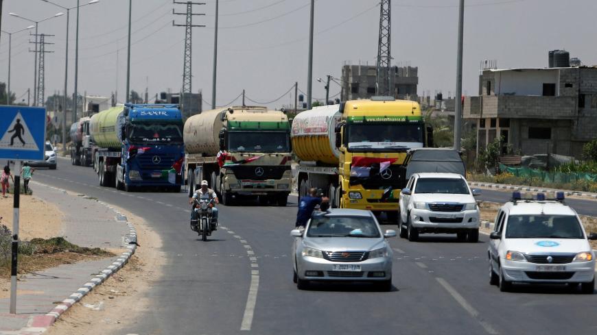 Palestinian policemen loyal to Hamas drive in front of fuel tankers entering Gaza through the Rafah border between Egypt and southern Gaza Strip June 21, 2017. REUTERS/Ibraheem Abu Mustafa - RC1B14928AA0
