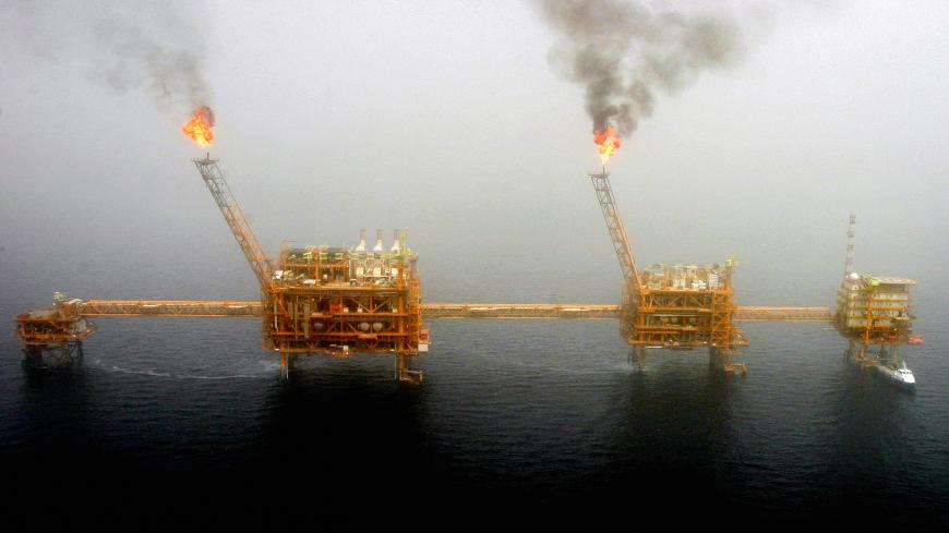 Gas flares from an oil production platform at the Soroush oil fields in the Persian Gulf, south of the capital Tehran, July 25, 2005.  REUTERS/Raheb Homavandi/File Photo   - S1BEUBPCZOAA