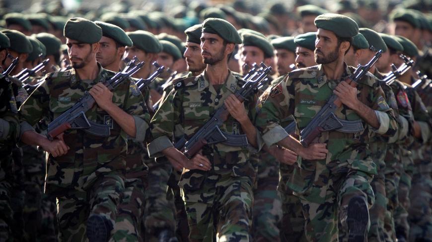 Members of Iran's Revolutionary Guards march during a military parade to commemorate the 1980-88 Iran-Iraq war in Tehran September 22, 2007. REUTERS/Morteza Nikoubazl/File Photo - S1AETZITNEAA