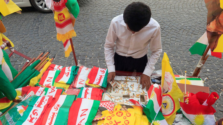 A Kurdish man sells banners supporting the referendum for independence for Kurdistan in Erbil, Iraq September 21, 2017. REUTERS/Alaa Al-Marjani - RC1E08DCE9A0