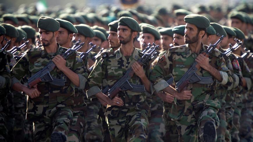Members of Iran's Revolutionary Guards march during a military parade to commemorate the 1980-88 Iran-Iraq war in Tehran September 22, 2007. REUTERS/Morteza Nikoubazl/File Photo - S1AETZITNEAA