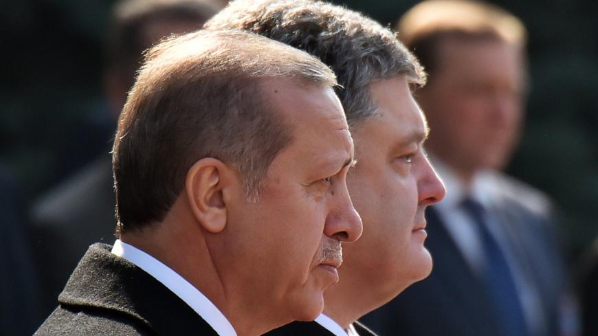 Ukrainian President Petro Poroshenko (R) and his Turkish counterpart Recep Tayyip Erdogan attend a ceremony before their meeting in Kiev on March 20, 2015.  AFP PHOTO / SERGEI SUPINSKY        (Photo credit should read SERGEI SUPINSKY/AFP/Getty Images)