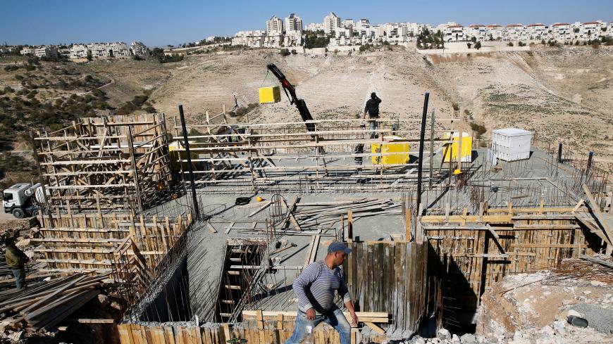 Labourers work at a construction site in the Israeli settlement of Maale Adumim, in the occupied West Bank February 7, 2017. REUTERS/Ammar Awad - RC12AE21CA10