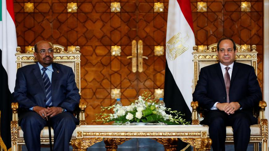 Egypt's President Abdel Fattah al-Sisi (R) and Sudanese President Omar Hassan al-Bashir meet ahead of the signing of a number of agreements between the two countries at the El-Thadiya presidential palace in Cairo, Egypt October 5, 2016. REUTERS/Amr Abdallah Dalsh - D1BEUFFRQGAA