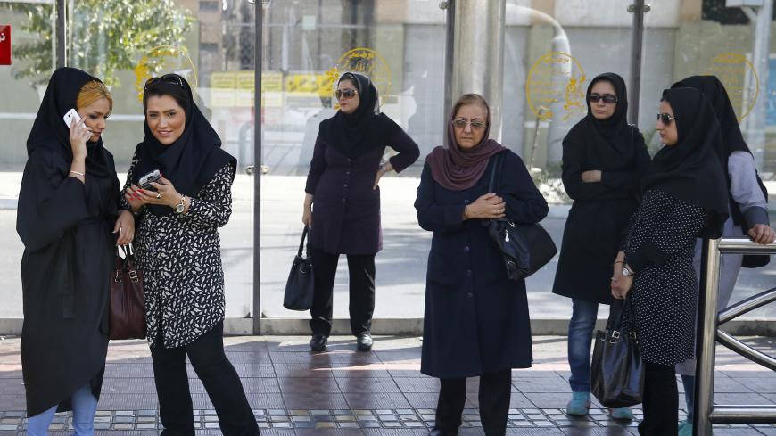 Women wait for a bus in central Tehran, Iran August 24, 2015.  REUTERS/Darren Staples - GF10000181319