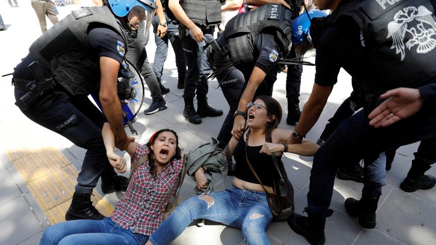 Riot police detain protesters during the trial of two Turkish teachers, who went on a hunger strike over their dismissal under a government decree following last year's failed coup, outside of a courthouse in Ankara, Turkey, September 14, 2017. REUTERS/Umit Bektas - RC1C4AF5B7A0