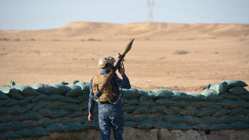 An Iraqi security forces member holds a position as they advance towards the Salaheddine province in the western desert bordering Syria, on November 26, 2017, in a bid to flush out remaining Islamic State (IS) group fighters in the al-Jazeera region.
Iraqi forces thrust north from the Euphrates Valley into the desert a day earlier, opening up a new front in the drive to flush out fugitive Islamic State group fighters, a commander told AFP. / AFP PHOTO / Mahmud SALEH        (Photo credit should read MAHMUD S