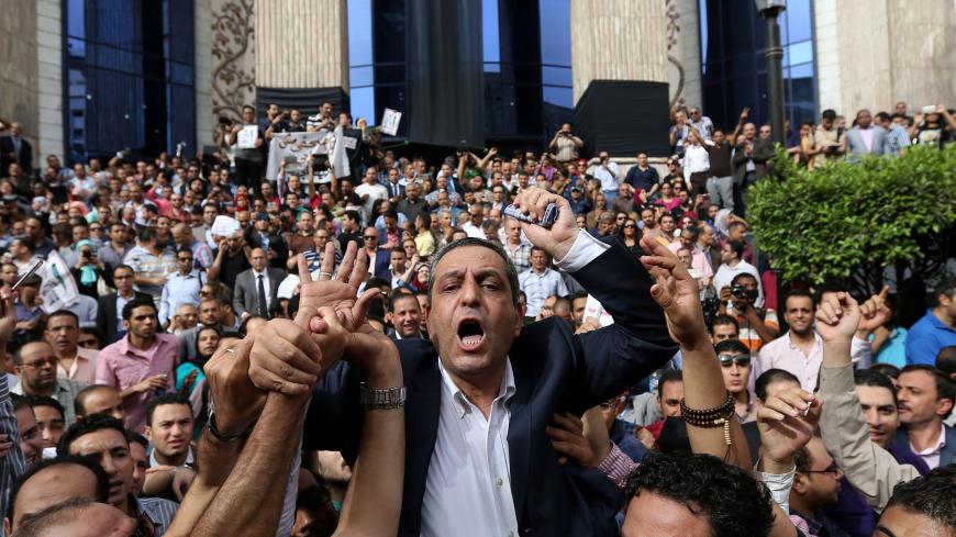Journalists carry Yehia Kalash, head of the Egyptian press syndicate, during a protest against restrictions on the press and to demand the release of detained journalists, in front of the Egyptian Press Syndicate's headquarters in downtown Cairo, Egypt May 4, 2016. Picture taken May 4, 2016. REUTERS/Mohamed Abd El Ghany - S1AEUNYDSEAA
