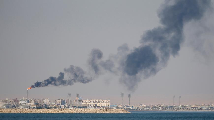 Black smoke rises from a petroleum and gas company near the Gulf of Suez north of Cairo, Egypt August 17, 2016. Picture taken August 17, 2016. REUTERS/Amr Abdallah Dalsh - D1BETYKRPTAA