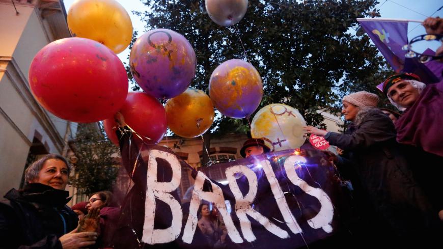 Activists hold balloons with a banner reading "Peace" as they march at the main shopping and pedestrian street of Istiklal during a rally on the International Women's Day in Istanbul, Turkey March 8, 2018. REUTERS/Murad Sezer - RC1D2B73D500