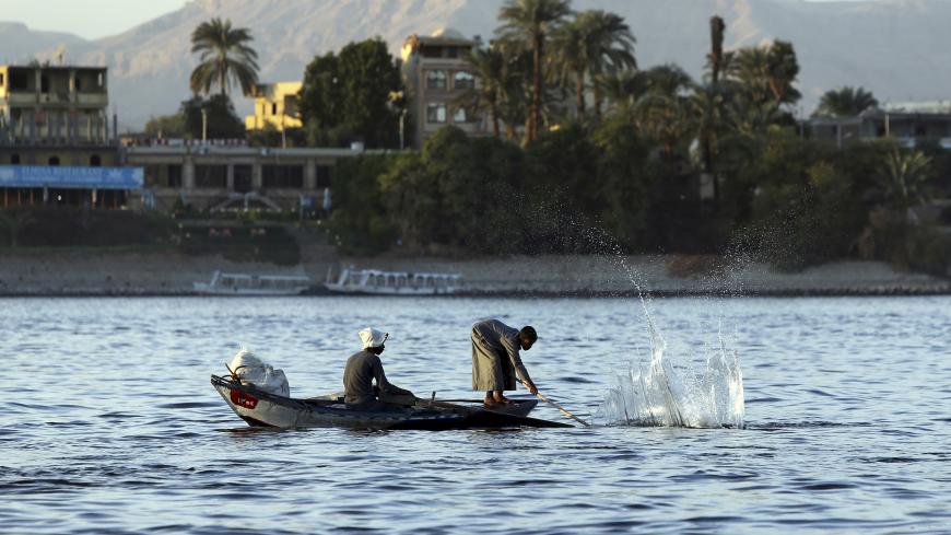 A fisherman steers his boat on the river Nile in Luxor city, south of Cairo, Egypt, November 28, 2015. REUTERS/Mohamed Abd El Ghany - GF20000078031