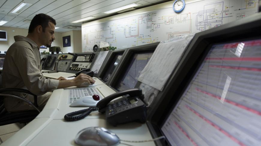 EDITORS' NOTE:  Reuters and other foreign media are subject to Iranian restrictions on their ability to film or take pictures in Tehran.

Workers manage the control room on the SPQ1 gas platform on the southern edge of Iran's South Pars gas field in the Persian Gulf off Assalouyeh,  1,000 km (621 miles) south of Tehran, January 26, 2011. Picture taken January 26, 2011. REUTERS/Caren Firouz (IRAN)
 - Tags: POLITICS ENERGY) - GM1E71S058V01