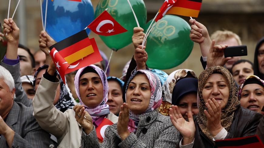 Turkish women wave German and Turkish flags during a visit of Turkey's President Abdullah Gul in Osnabrueck September 20, 2011.  REUTERS/Ina Fassbender (GERMANY - Tags: POLITICS) - BM2E79K144D01