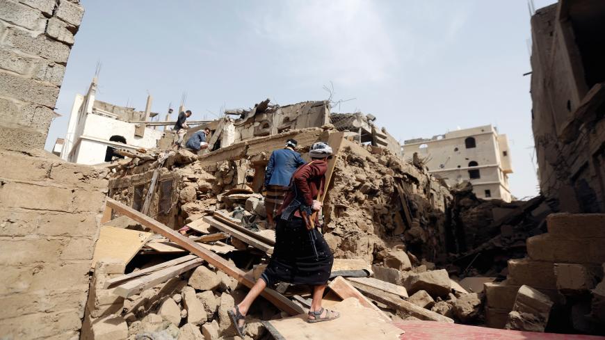 People check damage at the site of an air strike in Amran, Yemen June 25, 2018. REUTERS/Khaled Abdullah - RC1520F24B70