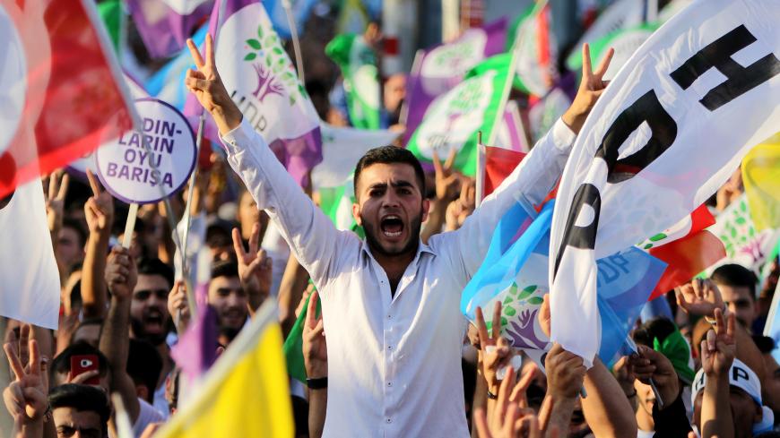 Supporters of Turkey's main pro-Kurdish Peoples' Democratic Party (HDP) attend a rally in Diyarbakir, Turkey June 20, 2018. REUTERS/Sertac Kayar - RC150C0CC790
