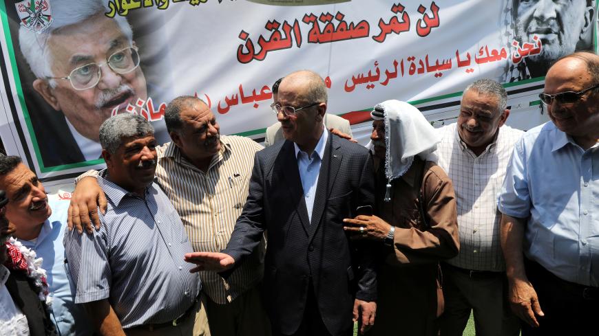 Palestinian Prime Minister Rami Hamdallah visits the Bedouin village of Khan al-Ahmar that Israel plans to demolish, in the occupied West Bank July 14, 2018. REUTERS/Ammar Awad - RC1304327AE0