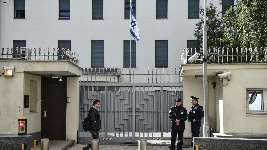 Russian police guard in front of the Israeli embassy in Moscow on September 18, 2018. - Russia blamed Israel on September 18, 2018 for the loss of a military IL-20M jet to Syrian fire, which killed all 15 servicemen on board, and threatened a response. Israeli pilots carrying out attacks on Syrian targets "used the Russian plane as a cover, exposing it to fire from Syrian air defences," a statement by the Russian military said. (Photo by Vasily MAXIMOV / AFP)        (Photo credit should read VASILY MAXIMOV/