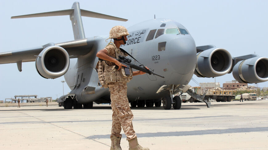 A soldier from the United Arab Emirates stands guard next to a UAE military plane at the airport of Yemen's southern port city of Aden August 8, 2015. Soldiers from the United Arab Emirates, at the head of a Gulf Arab coalition fighting Iran-allied Houthi forces in Yemen, are preparing for a long, tough ground war from their base in the southern port of Aden. Picture taken August 8, 2015.   REUTERS/Nasser Awad - GF20000082000