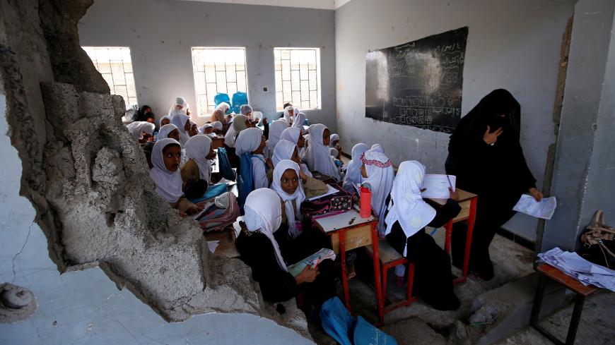 Girls attend a class at their school damaged by a recent Saudi-led air strike, in the Red Sea port city of Hodeidah, Yemen October 24, 2017. REUTERS/Abduljabbar Zeyad - RC15DF01CD40
