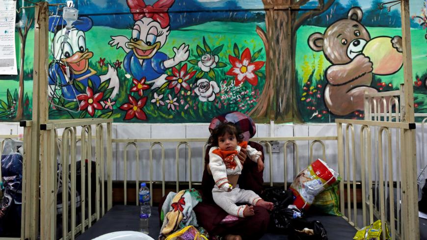 An Iraqi woman holds her baby at a children's hospital, in eastern Mosul, Iraq April 26, 2017. REUTERS/Danish Siddiqui - RC1A821B53D0