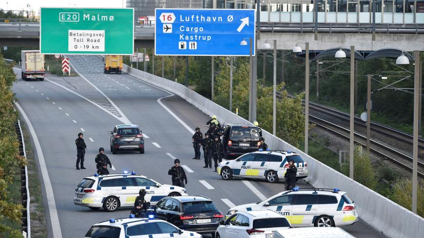 Police closes the Oresund bridge near Copenhagen, Denmark, September 28, 2018. Ritzau Scanpix/Nils Meilvang via REUTERS    ATTENTION EDITORS - THIS IMAGE WAS PROVIDED BY A THIRD PARTY. DENMARK OUT. NO COMMERCIAL OR EDITORIAL SALES IN DENMARK. - RC1C8D678150