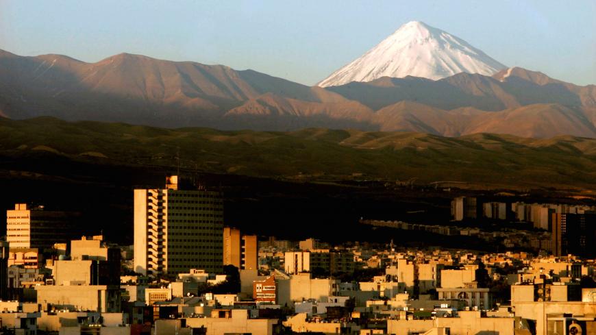 A general view of the Damavand summit northeast of Tehran, Iran, May 19, 2006. REUTERS/Morteza Nikoubazl/File Photo - S1AETKANTMAA