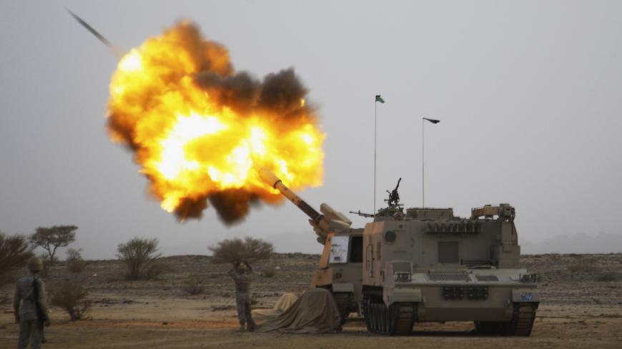 Saudi army artillery fire shells towards Houthi movement positions at the Saudi border with Yemen April 15, 2015. REUTERS/Stringer TPX IMAGES OF THE DAY      - GF10000060379