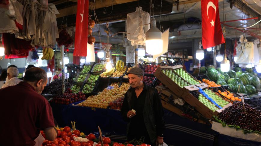 A man buys vegetables in a market in Ankara, Turkey, June 25, 2018. REUTERS/Stoyan Nenov - RC1D5FE8F510