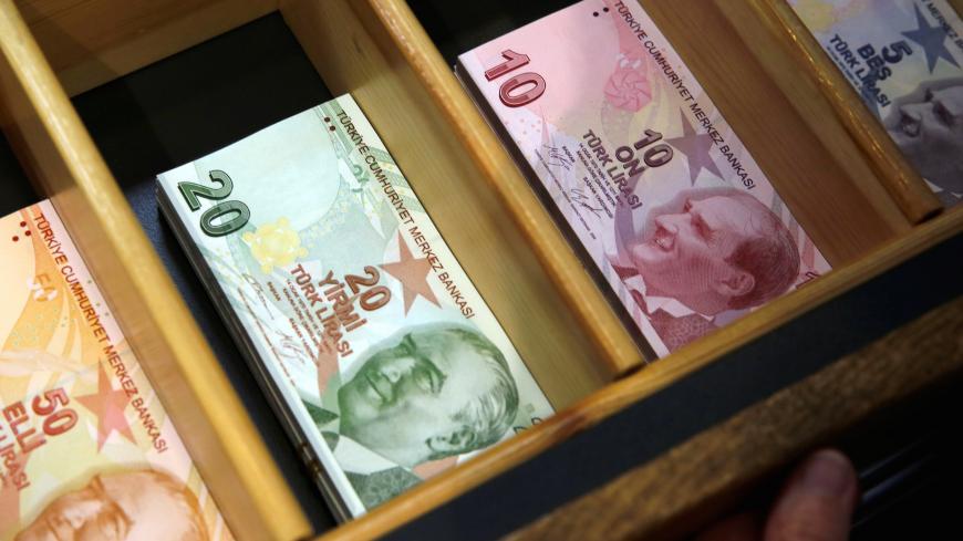Turkish lira banknotes are pictured at a currency exchange office in Istanbul, Turkey August 13, 2018. REUTERS/Murad Sezer - RC179263C1F0