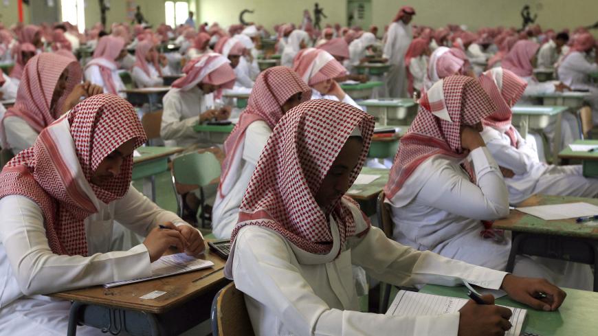 Secondary students sit for an exam in a government school in Riyadh June 15, 2008. Tens of thousands of Saudi students from elementary, middle and high schools have started their one-week mid-term exams.  REUTERS/Fahad Shadeed (SAUDI ARABIA) - GM1E46F1C6L01