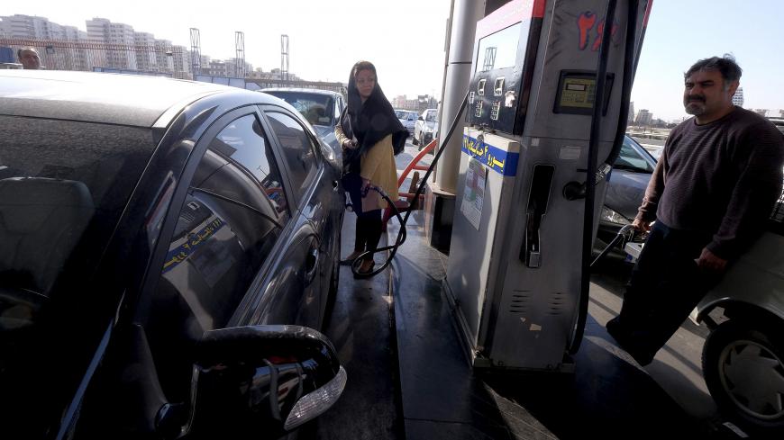 Iranians fill up their cars with fuel at a petrol station in Tehran, Iran, January 25, 2016. REUTERS/Raheb Homavandi/TIMA  ATTENTION EDITORS - THIS IMAGE WAS PROVIDED BY A THIRD PARTY. FOR EDITORIAL USE ONLY.   - GF20000106419