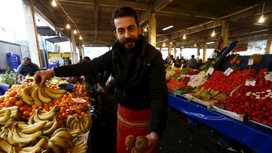 A stallholder sells fruits at a bazaar in Istanbul, Turkey January 30, 2016. Inflation has become Turkey's biggest economic challenge, hitting the pockets of ordinary people even as President Tayyip Erdogan and the ruling party have built their reputation largely on economic growth and stability. Picture taken January 30, 2016. REUTERS/Murad Sezer  - GF10000296837