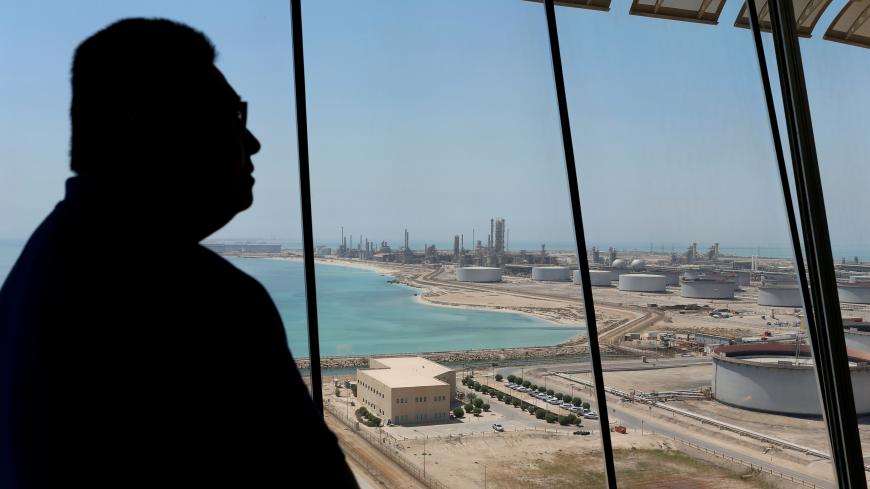 An Aramco emplyee looks over Aramco's Ras Tanura oil refinery and oil terminal in Saudi Arabia May 21, 2018. Picture taken May 21, 2018. REUTERS/Ahmed Jadallah - RC1FE84D0AE0