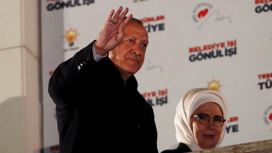 Turkish President Tayyip Erdogan and his wife Emine greet supporters in Ankara, Turkey April 1, 2019. REUTERS/Umit Bektas - RC186E18F620