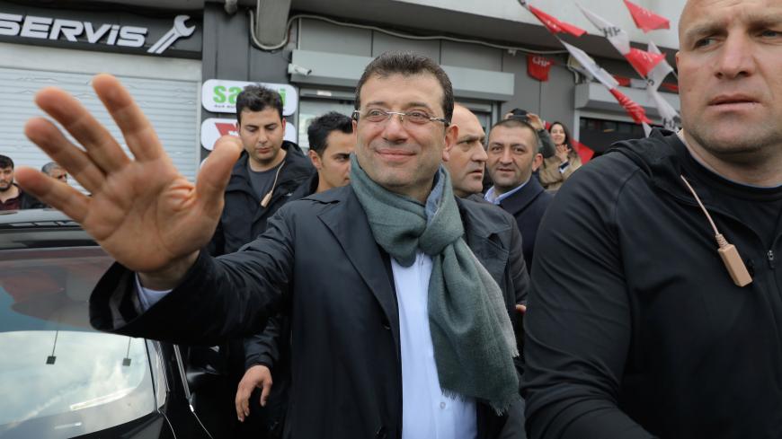 Ekrem Imamoglu, main opposition Republican People's Party (CHP) candidate for mayor of Istanbul, greets his supporters in Istanbul, Turkey April 1, 2019. REUTERS/Huseyin Aldemir - RC14DDA83790