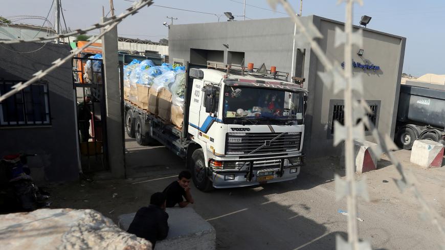 A truck carrying fruits arrives at Kerem Shalom crossing after it was reopened by Israel, in Rafah in the southern Gaza Strip October 21, 2018. REUTERS/Ibraheem Abu Mustafa - RC1B927E40E0