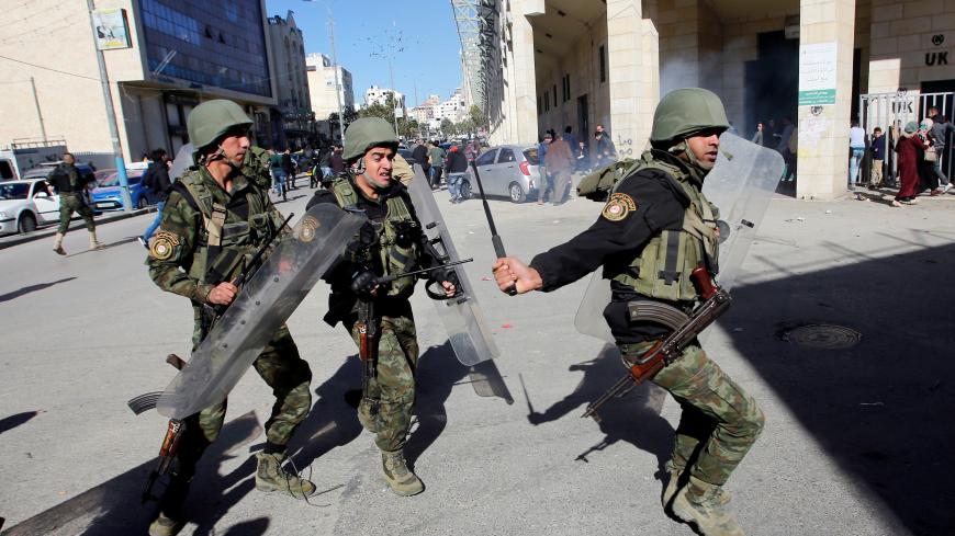 Members of Palestinian security forces disperse a Hamas demonstration in Hebron in the Israeli-occupied West Bank December 14, 2018. REUTERS/Mussa Qawasma - RC1DDCF99CD0