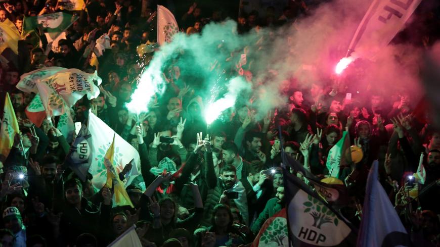 Supporters of pro-Kurdish Peoples' Democratic Party (HDP) celebrate municipal elections results in Diyarbakir, Turkey, March 31, 2019. REUTERS/Sertac Kayar - RC1B0AFAA170