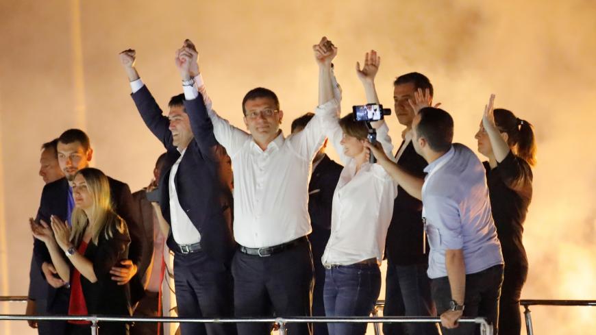 Ekrem Imamoglu, mayoral candidate of the main opposition Republican People's Party (CHP), greets supporters at a rally of in Beylikduzu district, in Istanbul, Turkey, June 23, 2019. REUTERS/Kemal Aslan - RC144BE506D0