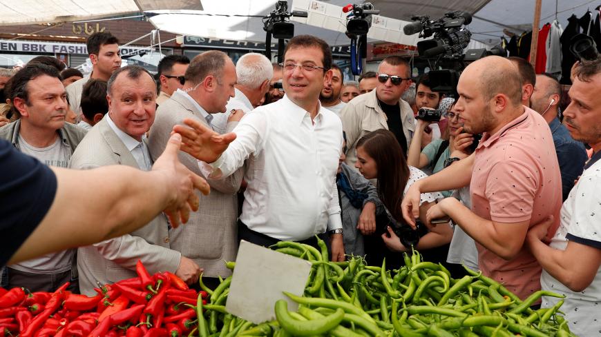 Ekrem Imamoglu, Istanbul mayoral candidate of the main opposition Republican People's Party (CHP), shakes hands with a vendor at a vegetable market in Istanbul, Turkey, May 29, 2019. REUTERS/Murad Sezer - RC1350151BB0