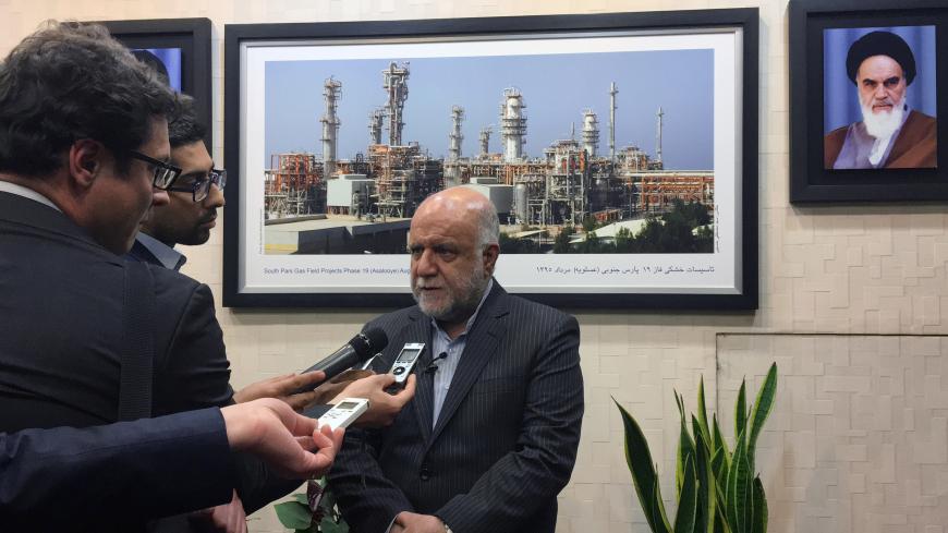 Iranian Oil Minister Bijan Zanganeh speaks to reporters at the Islamic Republic’s petroleum ministry in Tehran, Iran April 29, 2017. Picture taken April 29, 2017. REUTERS/Alissa De Carbonnel - RC1F7FBF27E0