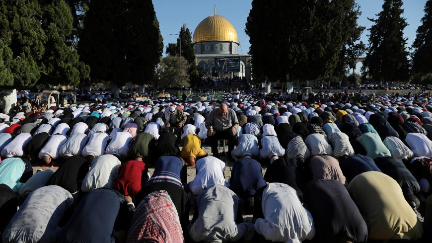 Palestinian men pray as they mark the Muslim holiday of Eid al-Adha on the compound known to Muslims as Noble Sanctuary and to Jews as Temple Mount in Jerusalem's Old City August 11, 2019. The Dome of the Rock is seen in the background. REUTERS/Ammar Awad - RC12485BDCE0