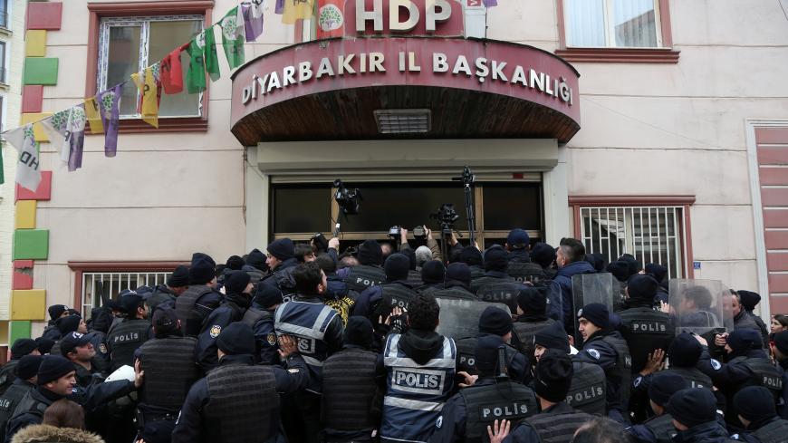 Riot police block the entrance of pro-Kurdish Peoples' Democratic Party (HDP) office in order to prevent party members to go out for a demonstration in the southeastern city of Diyarbakir, Turkey, January 21, 2018. REUTERS/Sertac Kayar - RC1C7BD2F700