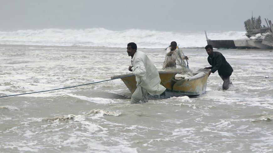 Local fishermen move their boat to a safe place during Cyclone Gonu in Jusk seaport, 2000 km (1240 miles) southeast of Tehran, June 6, 2007. Iran does not expect any disruption to oil exports from a cyclone that swept nearby Oman for a second day on Wednesday, a senior Iranian oil official said. REUTERS/Rezvani/Fars News (IRAN) - GM1DVKSEXTAA