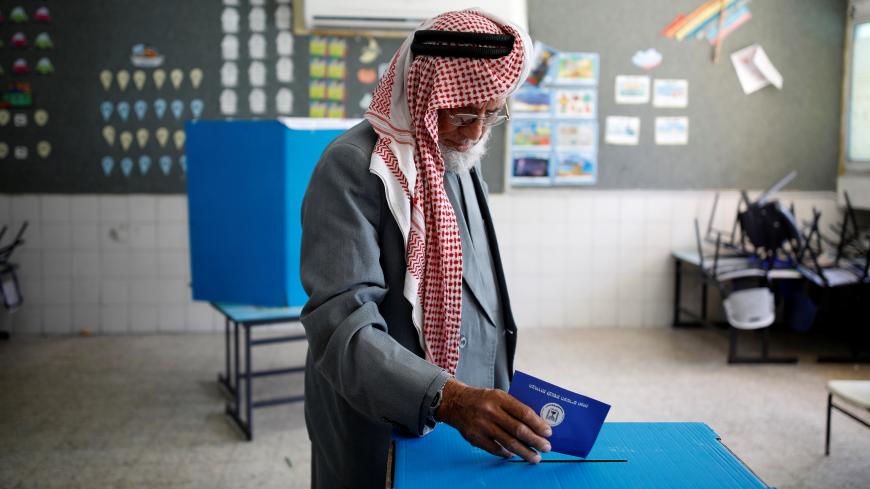 A Bedouin man casts his ballot as Israelis vote in a parliamentary election, at a polling station in the city of Rahat in Israel's southern Negev Desert April 9, 2019. REUTERS/Amir Cohen - RC1944513420