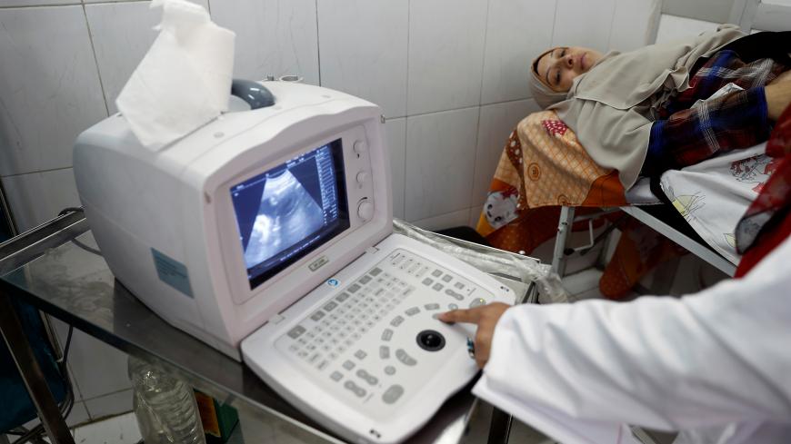 A doctor examines a pregnant woman at a hospital in the province of Fayoum, southwest of Cairo, Egypt February 19, 2019. Picture taken February 19, 2019. REUTERS/Hayam Adel - RC15CBE129E0