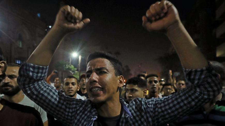 Small groups of protesters gather in central Cairo shouting anti-government slogans in Cairo, Egypt September 21, 2019.REUTERS/Mohamed Abd El Ghany - RC1C52E77FA0