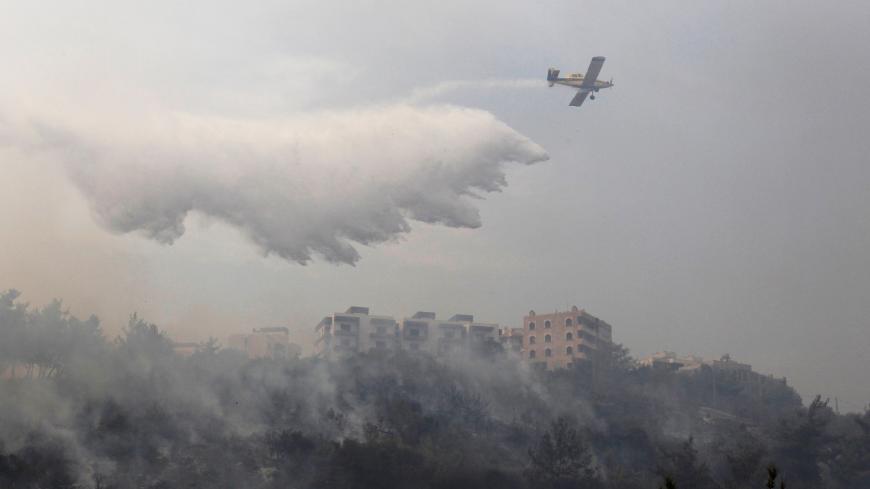 A firefighting aircraft tackles wildfires in Dibbiyeh village, south of Beirut, Lebanon October 15, 2019. REUTERS/Aziz Taher     TPX IMAGES OF THE DAY - RC156A60AE40