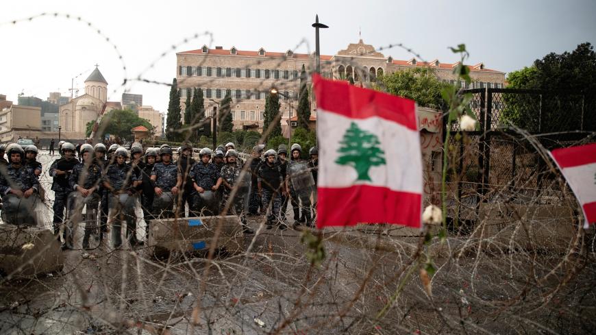 Riot police stand guard behind barbed-wire next to the Government Palace during ongoing anti-government protests in downtown Beirut, Lebanon, October 24, 2019. REUTERS/Alkis Konstantinidis - RC1E491C2D70