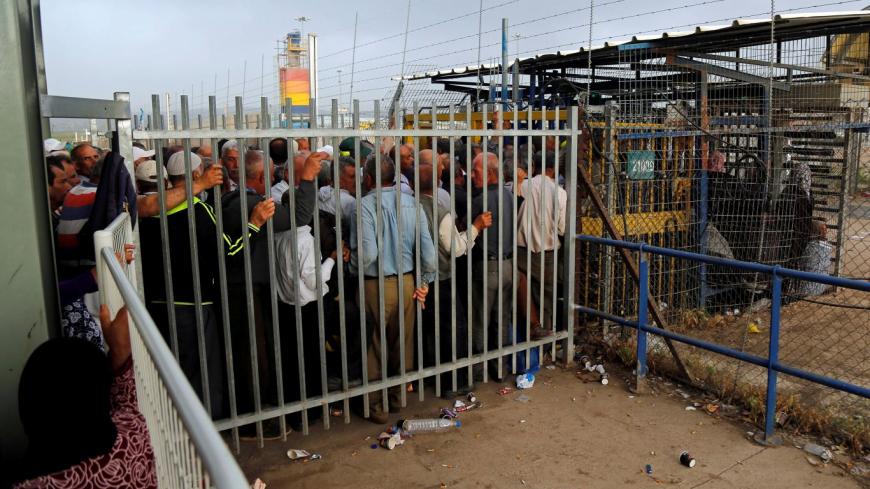 Palestinian workers wait to cross the Israeli-controlled Al-Jalama checkpoint as they head to work in Israel, near Jenin in the Israeli-occupied West Bank May 2, 2019. REUTERS/Raneen Sawafta - RC1A7B3BA450